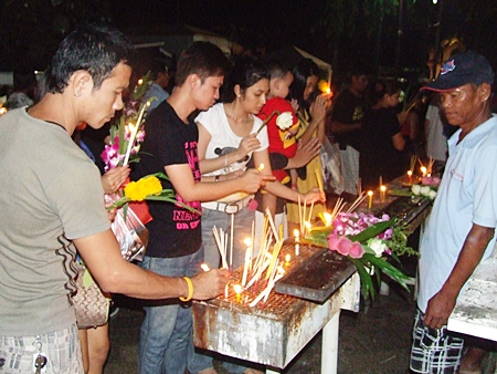 Pattaya residents came out en-masse to light candles in celebration of Makha Bucha Day.
